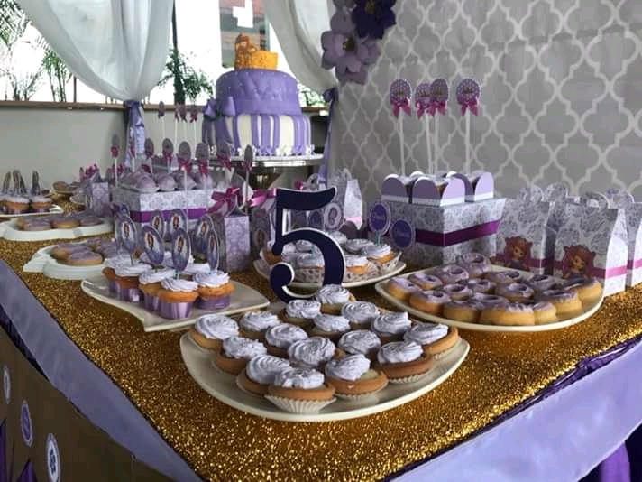 Mesa de dulces y cake para fiestas